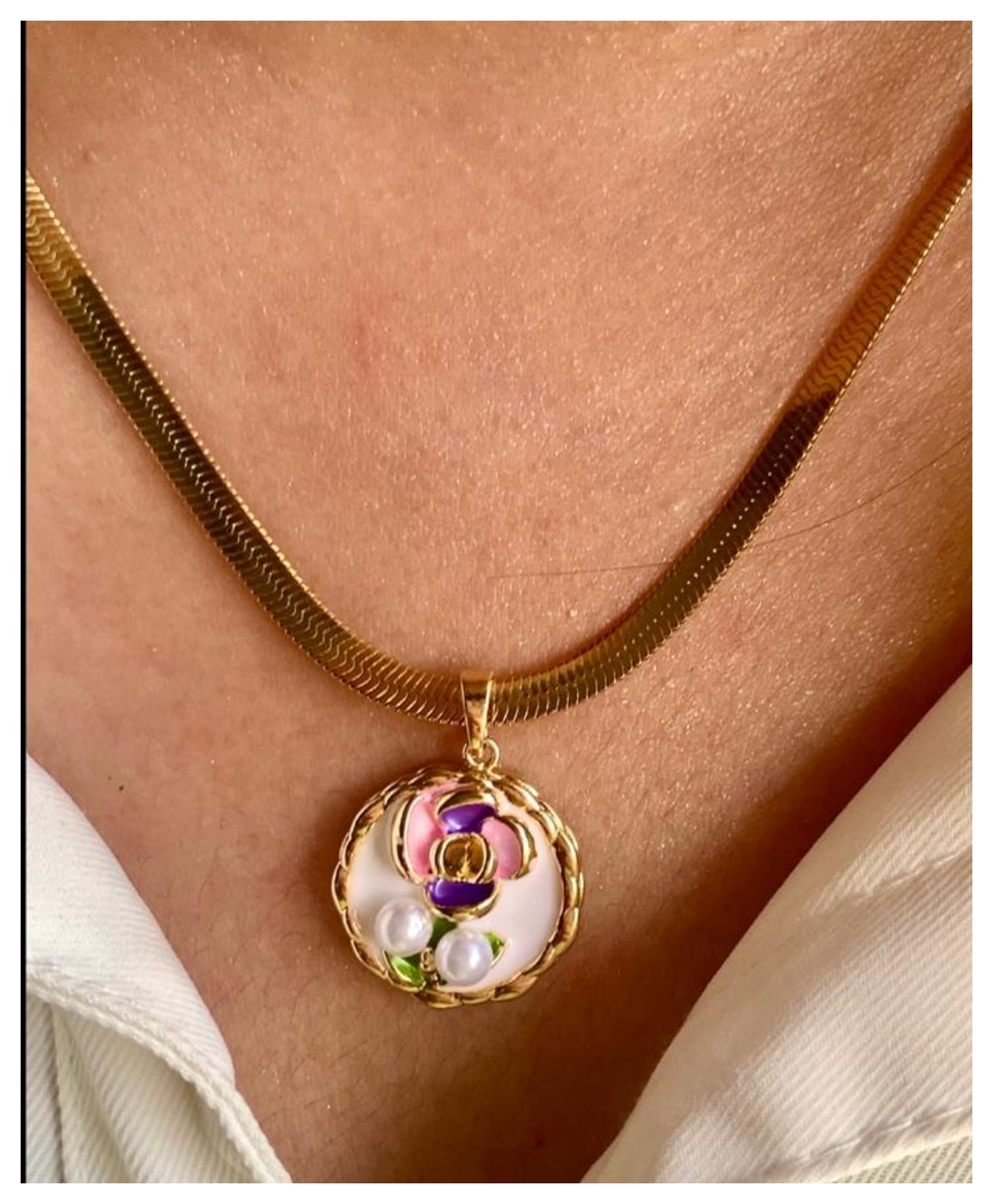 Flower Design Vintage Pendant With SC
