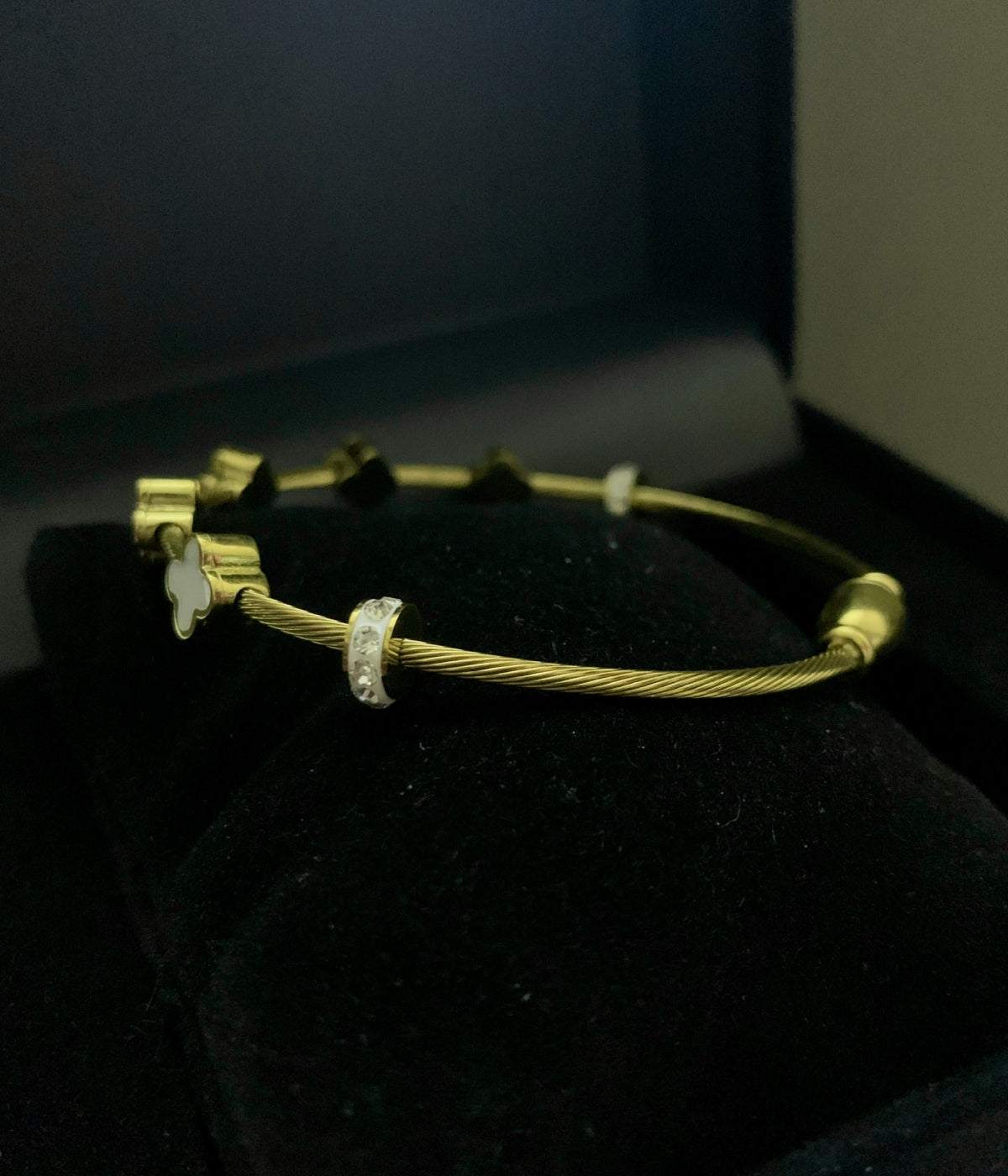 White Clove Magnetic Lock Bracelet