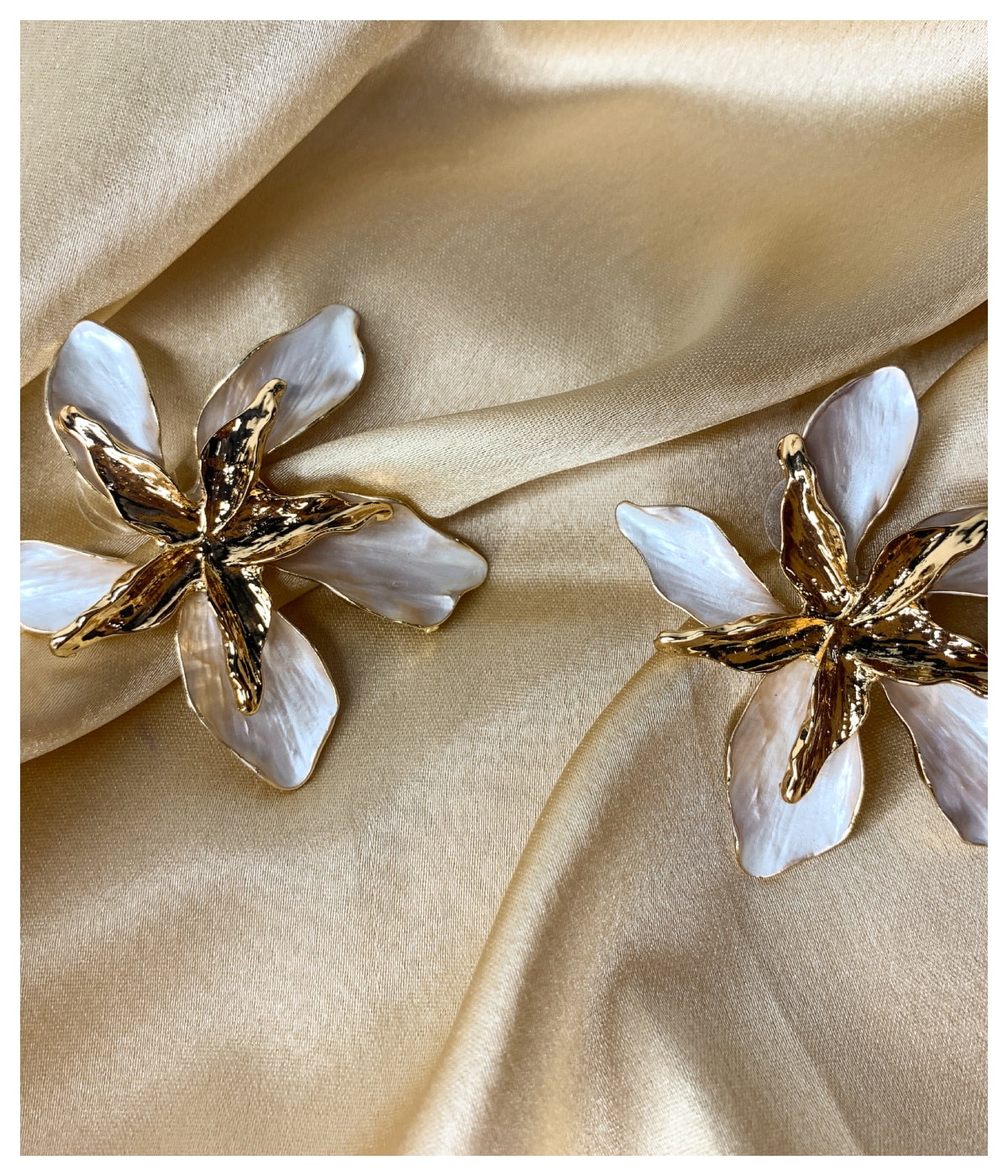 White Golden Flower Earrings