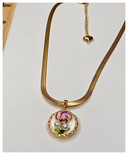 Flower Design Vintage Pendant With SC