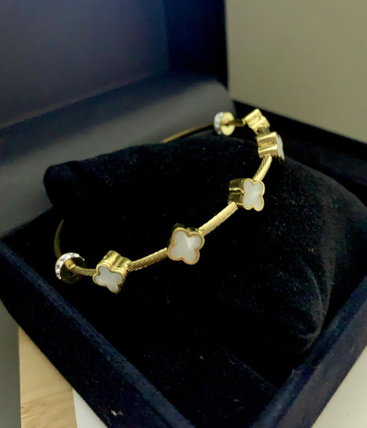 White Clove Magnetic Lock Bracelet